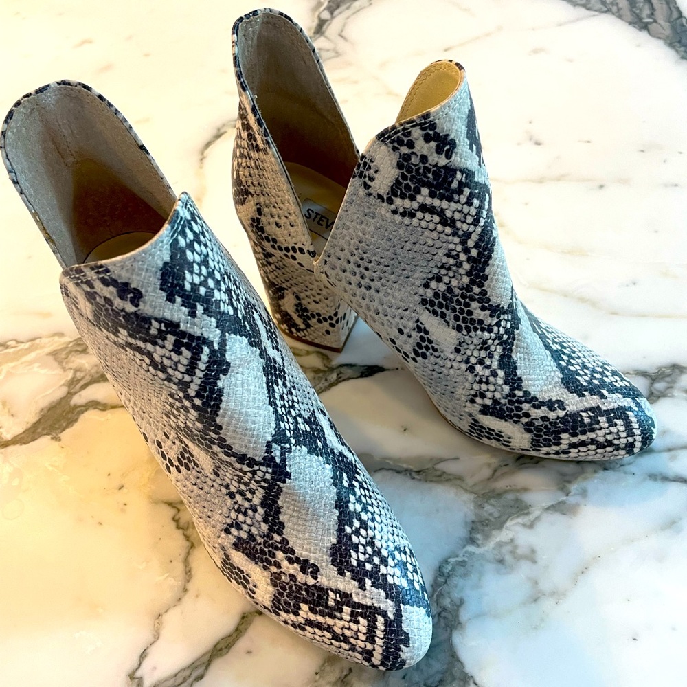 Steve Madden Women's Rookie Leather Pull-On Ankle Bootie